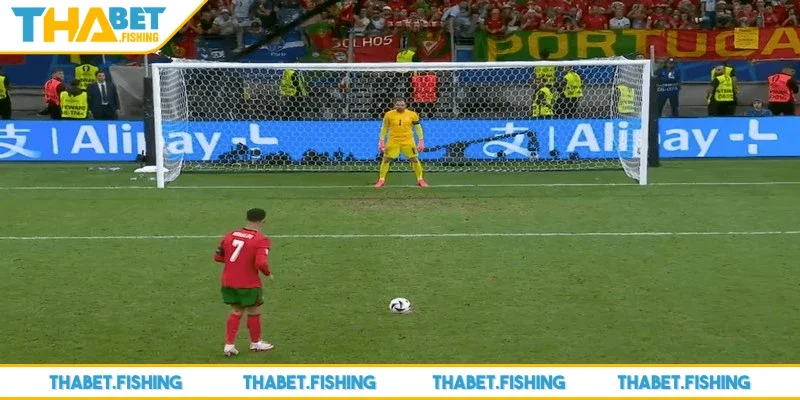 Penalty - Hướng dẫn cho người mới theo dõi bóng đá 4 Những trường hợp phải đá lại penalty anh em nên quan tâm