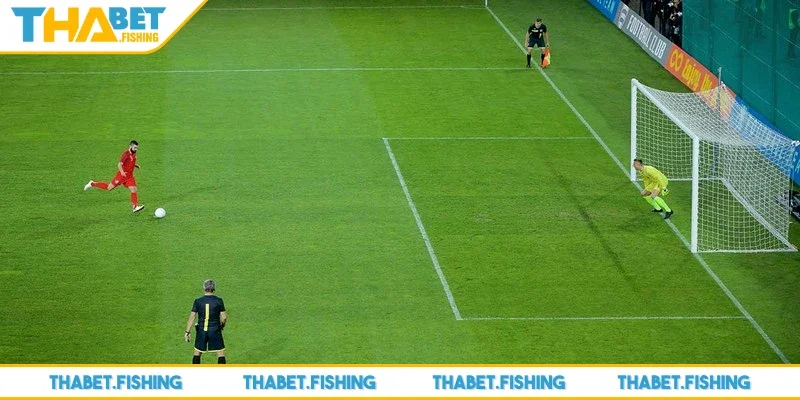 Penalty - Hướng dẫn cho người mới theo dõi bóng đá 2 Penalty hay còn gọi là quả phạt đền là một hình thức phạt nghiêm trọng